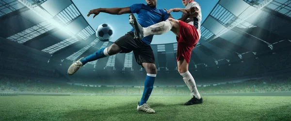 Καλλιεργημένη εικόνα δύο ποδοσφαιριστών, ποδοσφαιριστών σε κίνηση, δράση στο γήπεδο κατά τη διάρκεια ποδοσφαιρικού αγώνα. Έννοια του αθλητισμού, του ανταγωνισμού, των στόχων — Φωτογραφία Αρχείου