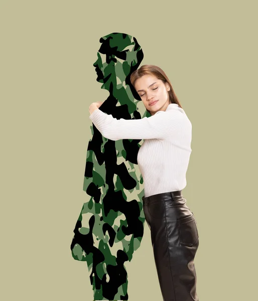 Collage de arte contemporáneo. Mujer joven abrazando silueta de hombre cubierto con diseño militar, patrón. Concepto de esperanza, fe y amor — Foto de Stock