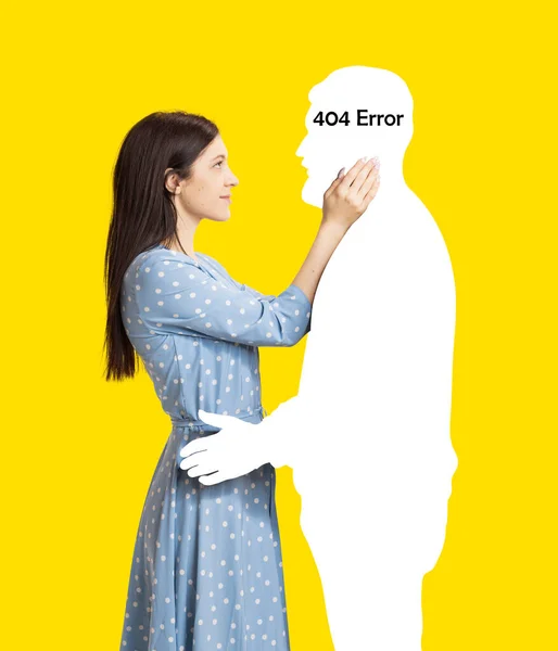 Çağdaş sanat kolajı. Genç bir kadın, sarı arka planda izole edilmiş bir adamın siluetine nazikçe dokunuyor. — Stok fotoğraf