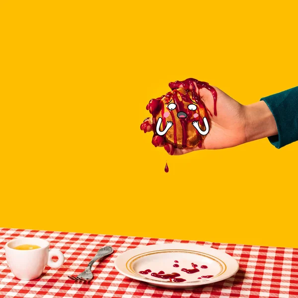 Fotografia de arte pop comida. Mão feminina e panquecas doces com desenhos engraçados em toalha de mesa xadrez isolado no fundo amarelo brilhante. Vintage, estilo retro — Fotografia de Stock
