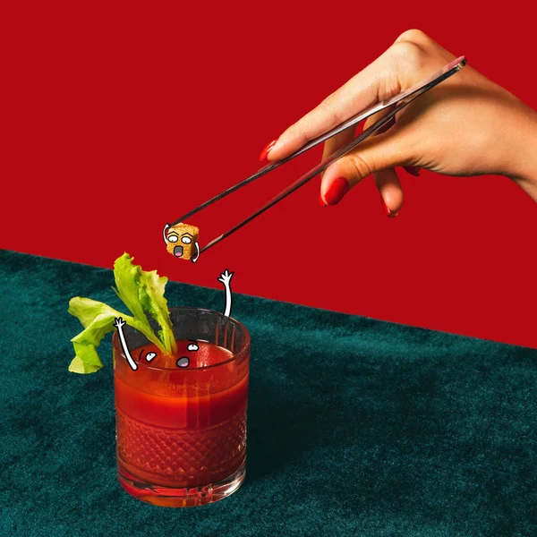 血腥玛丽。玻璃杯，鸡尾酒隔离在明亮的绿色和红色背景。品味的概念，酒精饮料。创意拼贴 — 图库照片