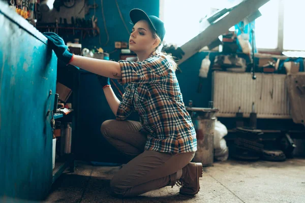 Female auto mechanic at auto service station, indoors. Gender equality. Work, occupation, fashion, job — 스톡 사진