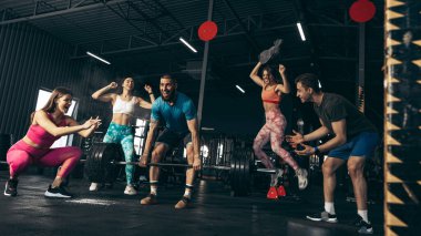 Spor yapan bir grup genç arkadaş, spor salonunda antrenman yapıyorlar. Spor başarıları