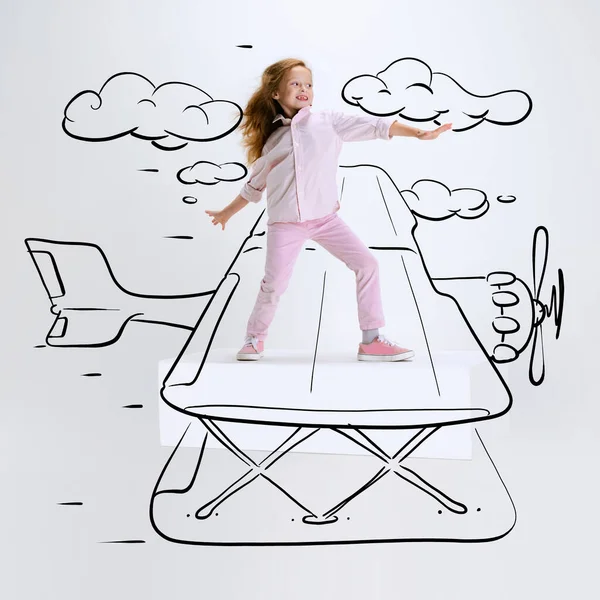 Konceptuální umělecké dílo. Holčička letí v taženém letadle. Inspirační svět pro děti. Koncept myšlenek, představivosti, mezinárodní den dětí — Stock fotografie