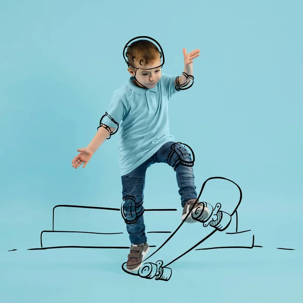 Kreativt porträtt av söt unge, liten pojke skridskoåkning på ritad skateboard isolerad på blå bakgrund med penna skiss. Begreppet idéer, fantasi, internationella barnens dag — Stockfoto