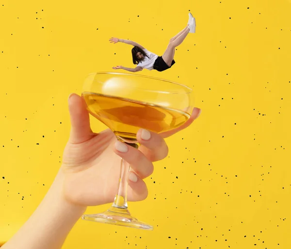 Collage de arte contemporáneo. Mujer joven cayendo en delicioso cóctel aislado sobre fondo amarillo —  Fotos de Stock