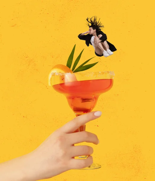 Collage zeitgenössischer Kunst. Lustig aussehende junge Frau springt in köstlichen Cocktail isoliert über gelbem Hintergrund — Stockfoto