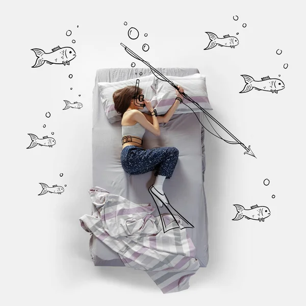 Δημιουργική εικόνα. Κάτοψη της νεαρής γυναίκας ξαπλωμένη στο κρεβάτι, να κοιμάται, να ονειρεύεται το ψάρεμα — Φωτογραφία Αρχείου