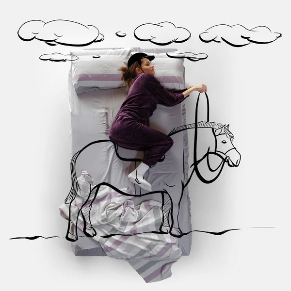 Imagen creativa. Vista superior de la mujer joven acostada en la cama, durmiendo, soñando con montar a caballo, viajando —  Fotos de Stock