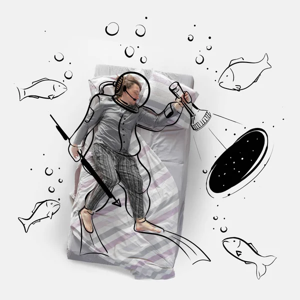 Imagen creativa. Vista superior de la mujer joven acostada en la cama, durmiendo, soñando con sumergirse en el océano para mirar a los peces —  Fotos de Stock