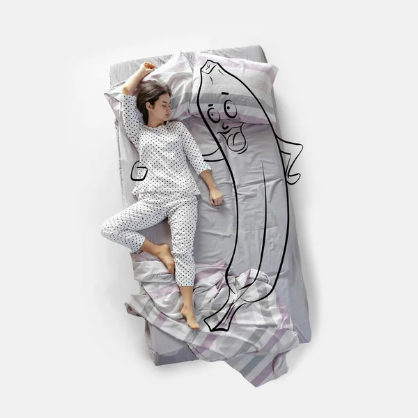Kreativ bild. Ovanifrån av ung kvinna som ligger på sängen, sover, drömmer om hälsosam livsstil — Stockfoto