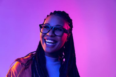 Pamuk gömlekli kadın manken portresi mor arka planda neon ışıkta izole edilmiş. Güzellik, sanat, moda, gençlik ve duygu kavramı