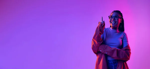 Folheto com retrato de modelo de moda feminina em camisa de algodão isolado em fundo roxo em luz de néon. Conceito de beleza, arte, moda, juventude e emoções — Fotografia de Stock