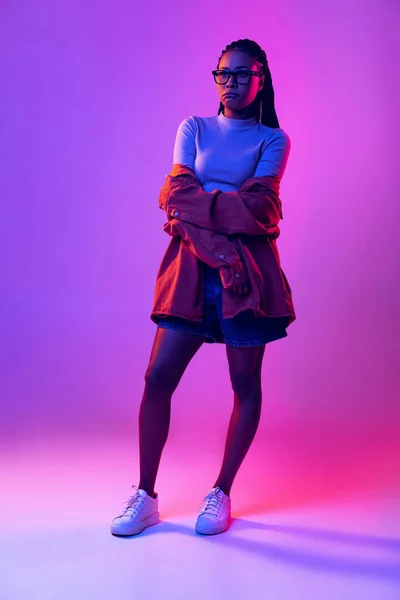 Porträt eines weiblichen Modells in Baumwollhemd isoliert auf lila Hintergrund in Neonlicht. Konzept von Schönheit, Kunst, Mode, Jugend und Emotionen — Stockfoto