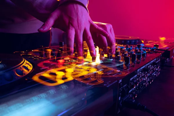 Close-up image of male hands, dj making sounds at night club party with professional sound mixer — Foto de Stock