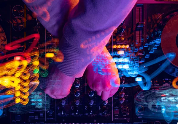 Közelkép a férfi kezekről, DJ hangokat ad ki egy night club partin profi hangkeverővel. Futurisztikus zene — Stock Fotó