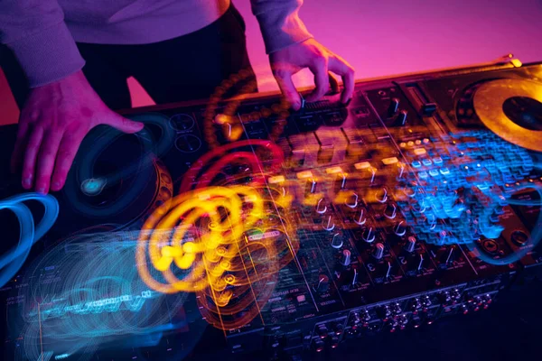 Imagen de cerca de las manos masculinas, dj haciendo sonidos en la fiesta del club nocturno con mezclador de sonido profesional — Foto de Stock