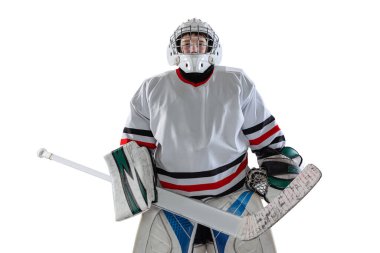 Genç bir çocuğun portresi, özel koruma üniformalı hokey oyuncusu beyaz arka planda yalnız poz veren bir kaleci pozisyonu.