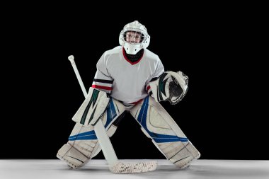 Erkek çocuk portresi, hokey oynayan çocuk, siyah arka planda izole edilmiş koruyucu kaleci üniforması eğitimi.