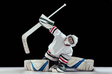 Genç bir çocuğun tam boy portresi, hokey oyuncusu eğitimi, iş başındaki kaleci izole edilmiş siyah beyaz stüdyo geçmişi.