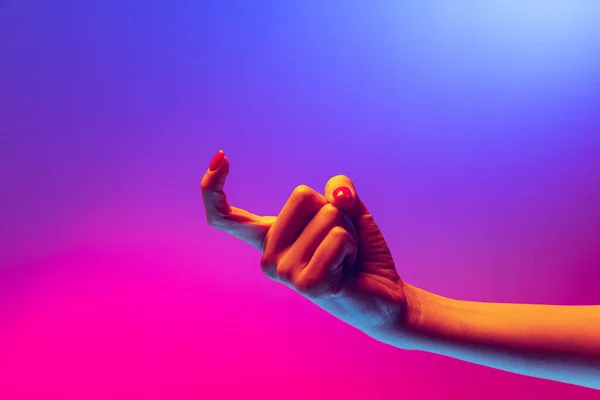 Human hand gesturing isolated on gradient purple-pink background in neon light. Concept of sign language, creativity, symbolism, culture and art — Foto de Stock