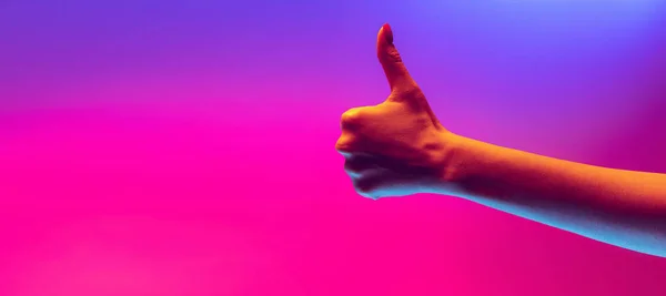 Human hand gesturing isolated on gradient purple-pink background in neon light. Concept of sign language, creativity, symbolism, culture and art — Stock Photo, Image