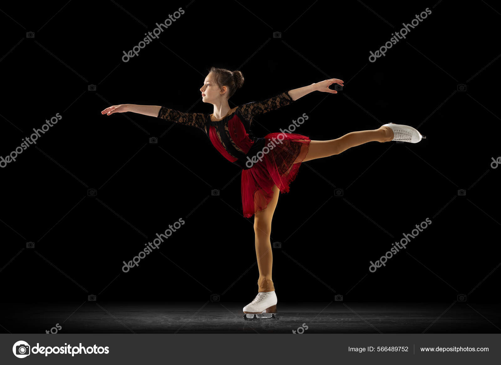 Estudio de tiro de pequena patinadora femenina en traje de escenario hermoso patinaje aislado sobre fondo negro en el centro de atencion. Concepto de movimiento deporte belleza. Foto de stock 56648975...