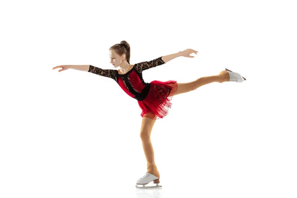 小巧柔韧的女孩形象,花样滑冰穿着舞台服装,在白色工作室的背道上显得孤立无援.运动、运动、美的概念. — 图库照片
