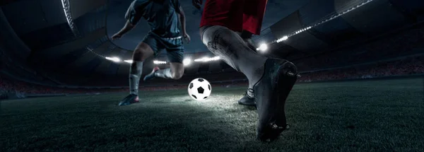 2人のサッカー選手、運動中のサッカー選手、夕方のサッカー試合中のスタジアムでのアクションの作物のイメージ。スポーツ、競争、目標の概念 — ストック写真