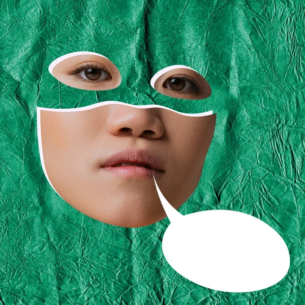 Koláž současného umění. Mladá vážně vypadající žena nosí masku superhrdiny izolované přes zelené pozadí s řečovou bublinou — Stock fotografie
