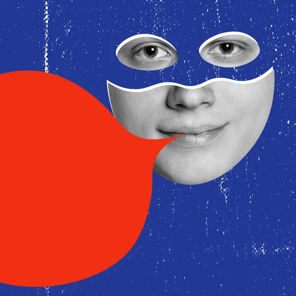 Colagem de arte contemporânea. Jovem em máscara de super-herói isolado sobre fundo azul com bolha de fala vermelha — Fotografia de Stock