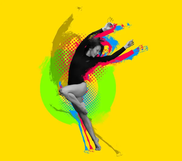 Kreative Kunstwerke mit stilvoller Tänzerin, schöne Frau, die isoliert auf leuchtend gelbem Hintergrund mit Glitch-Effekt tanzt. Collage zeitgenössischer Kunst. — Stockfoto