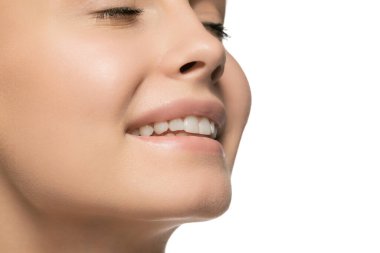 Temiz ve bakımlı güzel bir genç kızın kesilmiş portresi. Kozmetik, makyaj, doğal ve eko tedavi, cilt bakımı kavramı.