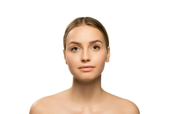 Portret van jonge vrouwelijke mode model zonder make-up geïsoleerd op witte studio achtergrond. Spa, chirurgie, facelift en huidverzorging concept — Stockfoto