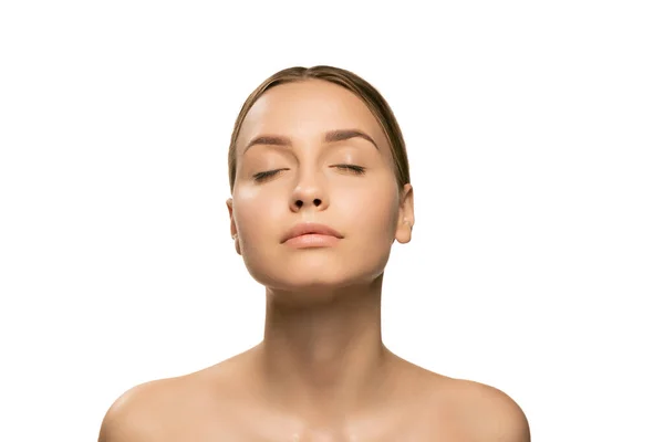 Portret van jonge vrouwelijke mode model zonder make-up geïsoleerd op witte studio achtergrond. Spa, chirurgie, facelift en huidverzorging concept — Stockfoto