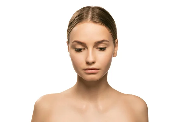 Potret model mode wanita muda tanpa riasan diisolasi di latar belakang studio putih. Spa, operasi, wajah mengangkat dan kulit konsep perawatan — Stok Foto