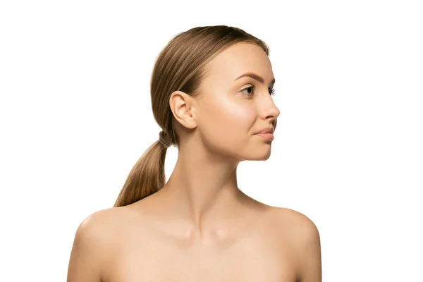 Porträtt av ung kvinnlig modell utan makeup isolerad på vit studio bakgrund. Spa, kirurgi, ansiktslyftning och hudvård — Stockfoto