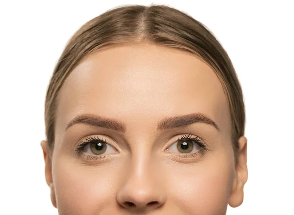 Augen auf. Nahaufnahme Porträt der schönen jungen Frau, die in die Kamera schaut. Konzept der Kosmetik, Make-up, natürliche und ökologische Behandlung, Hautpflege. — Stockfoto