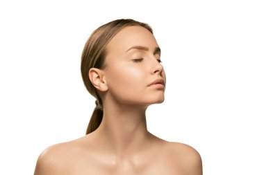 Makyajsız, gözleri kapalı, beyaz stüdyo arka planında izole edilmiş güzel bir kız. Spa, ameliyat, yüz gerdirme ve cilt bakımı konsepti