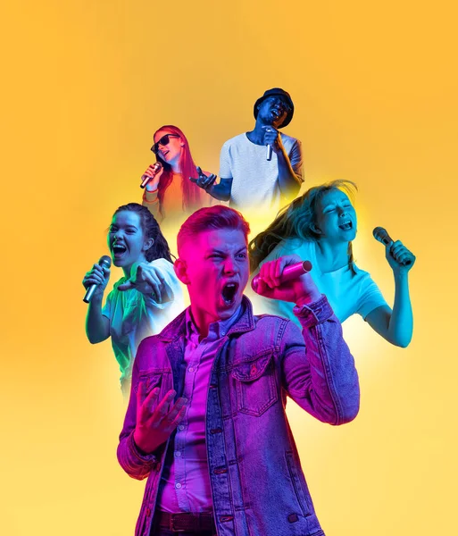 Genç duygusal insanların çok renkli arkaplan üzerindeki portrelerinin kolajı. İnsan duyguları kavramı, yüz ifadesi, satış.