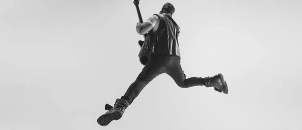 Enfärgad. Porträtt av snygg ung man, rockmusiker spelar elgitarr isolerad på vit bakgrund. Begreppet konst, musik, stil — Stockfoto