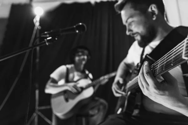 Homens de close-up, guitarristas elétricos e acústicos em concerto. Base de ensaio Conceito de arte, música, estilo — Fotografia de Stock