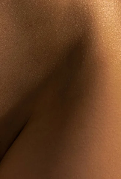 Närbild av en del av kvinnans kropp. Detaljerad textur av mänsklig hud. Skönhet, konst, hudvård, kroppsvård, hälsovård, hygien och medicin. — Stockfoto