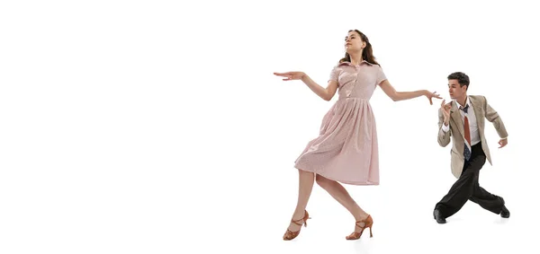 Fiatal férfi és nő vintage retro stílusú ruhák tánc társadalmi tánc elszigetelt fehér háttér. Időtlen hagyományok, 1960-as évek amerikai divat stílus és művészet — Stock Fotó