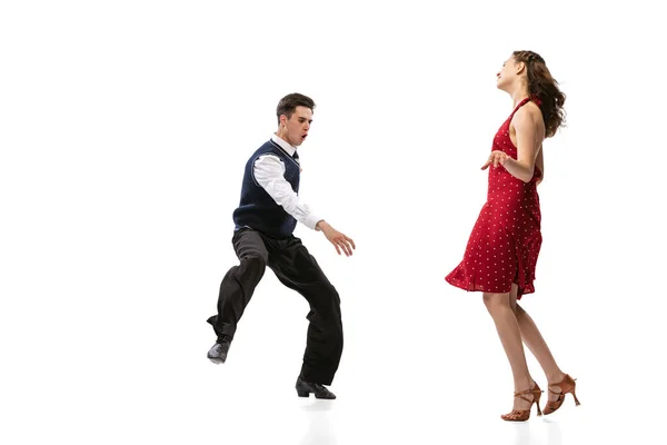 Hermosa chica y hombre con estilo en trajes de estilo retro vintage bailando aislado sobre fondo blanco. Tradiciones atemporales, 60s, 70s estilo y arte americano de la manera — Foto de Stock