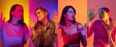 Renkli arka planda izole edilmiş cama çarpan çok ırklı gençlerin yakın çekim yüzleri. İnsan duyguları kavramı, çeşitlilik.