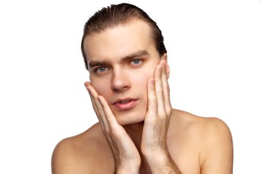 Beyaz stüdyo arka planında izole edilmiş yakışıklı bir adamın güzel portresi. Erkek sağlığı, anti-yaş, kişisel bakım, vücut ve cilt bakımı kavramı.