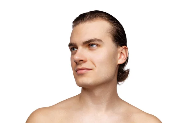 Beleza masculina. Estúdio tiro de homem bonito jovem isolado no fundo do estúdio branco. Conceito de saúde masculina, antiguidade, autocuidado, cuidados com o corpo e a pele. — Fotografia de Stock