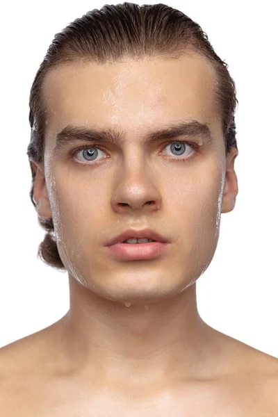 Detailní záběr portrét mladého pohledného muže izolovaného na bílém pozadí studia. Koncepce zdraví mužů, krásy, self-péče, péče o tělo a pleť. — Stock fotografie