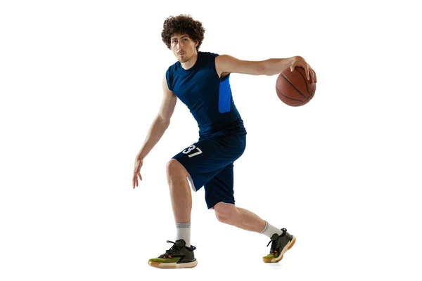Jovem jogador de basquete muscular em ação, movimento isolado em fundo branco. Conceito de esporte, movimento, energia e estilo de vida dinâmico e saudável. — Fotografia de Stock